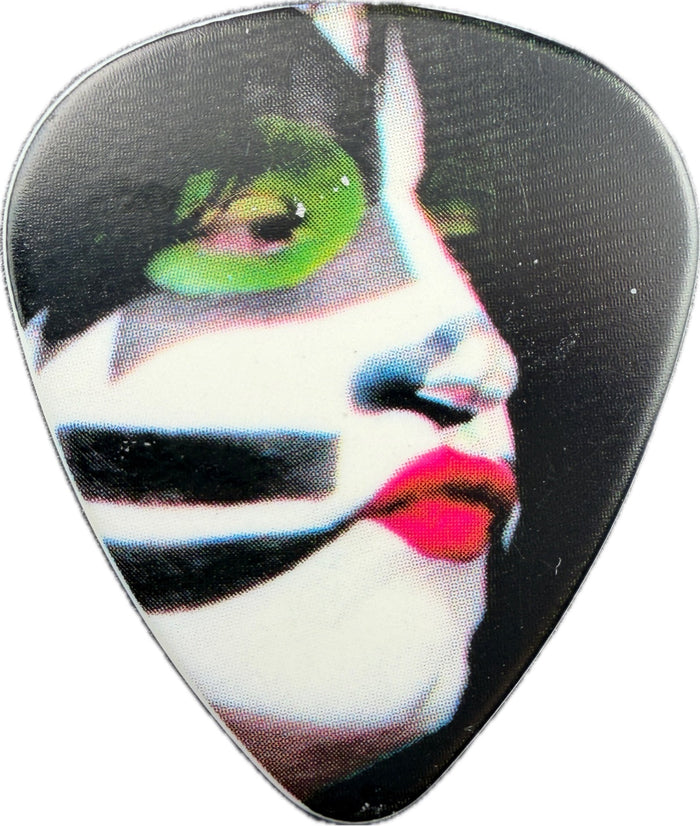 Front of the Eric Singer KISS The Tour 2012 V.I.P. guitar pick with Catman portrait Front of the Eric Singer KISS The Tour 2012 V.I.P. guitar pick with Catman portrait